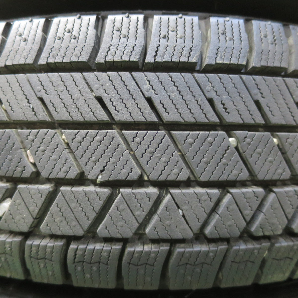 バリ溝！23年！9.5分以上★スタッドレス 165/70R14 ブリヂストン ブリザック VRX3 社外 アルミ 14インチ ソリオ ハスラー 等 PCD100/4H★6022113イス