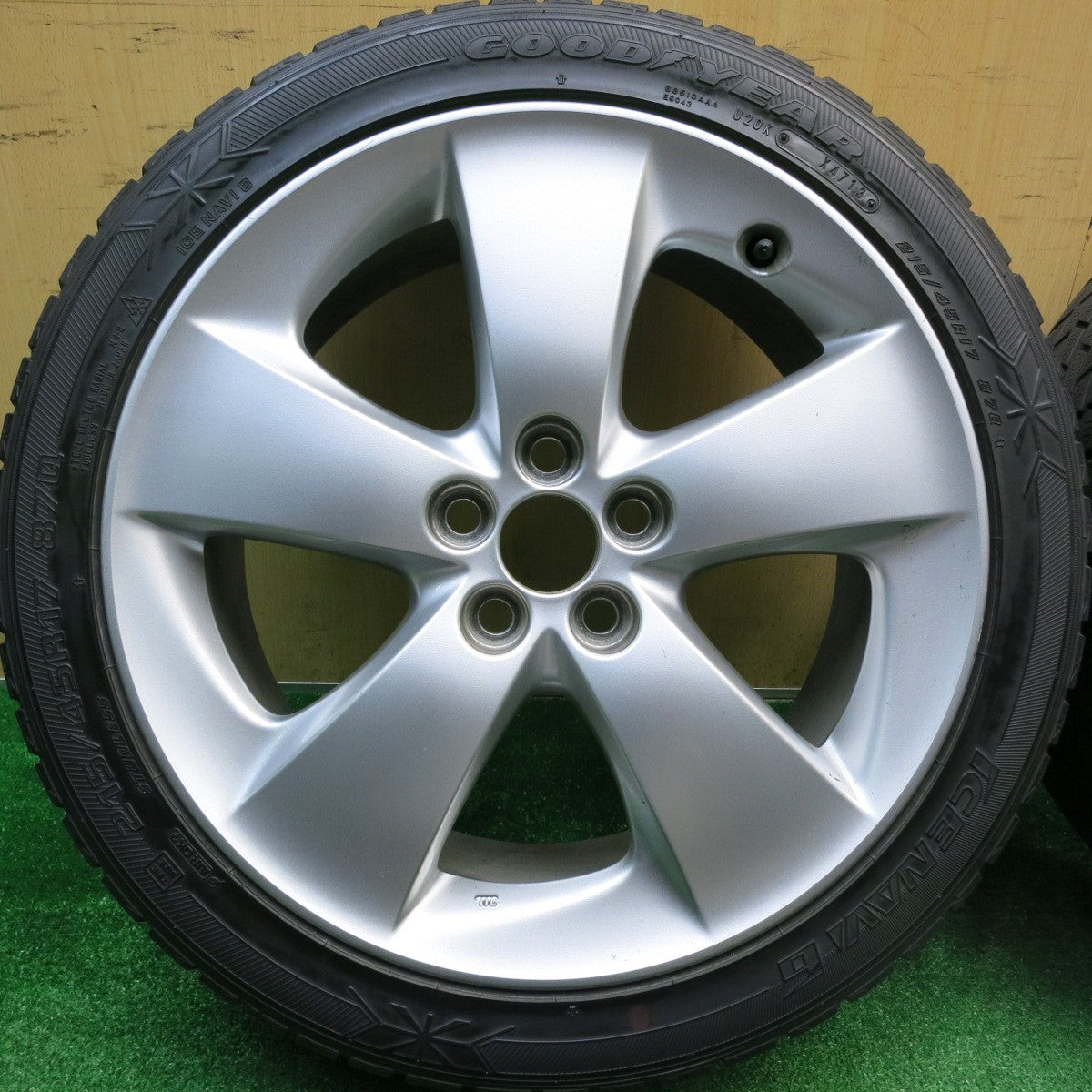4本価格★トヨタ 30系 プリウス S ツーリング 純正 215/45R17 スタッドレス グッドイヤー アイスナビ6 17インチ PCD100/5H★5110617HAス