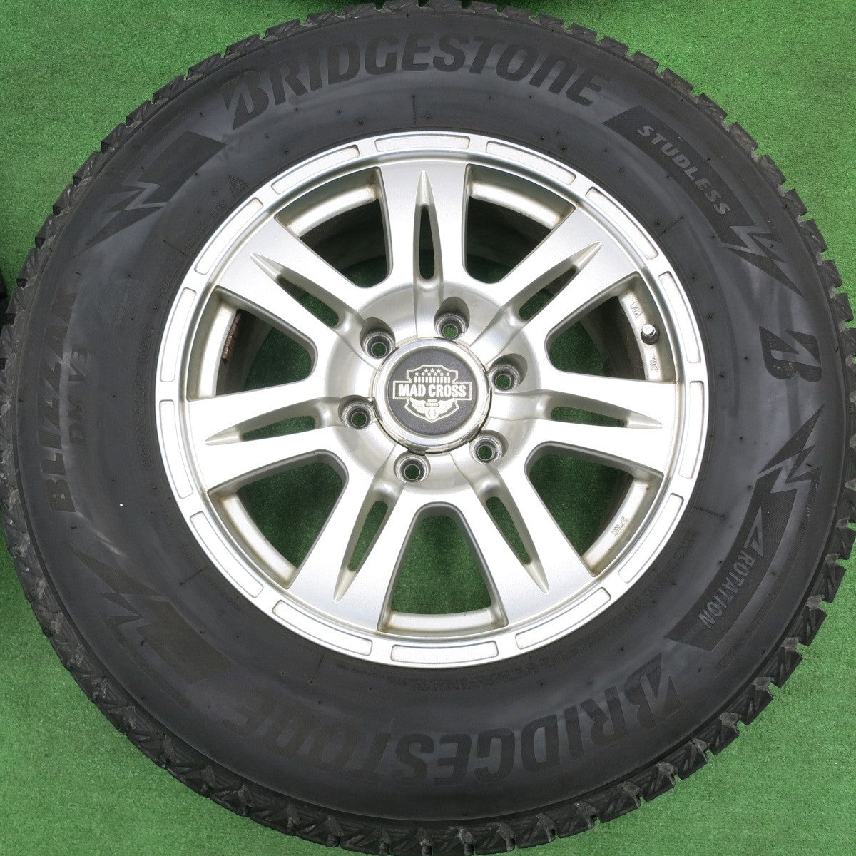 [送料無料] バリ溝！22年！9分★スタッドレス 265/65R17 ブリヂストン ブリザック DM-V3 MAD CROSS XD-7 マッドクロス PCD139.7/6H★4103101HAス