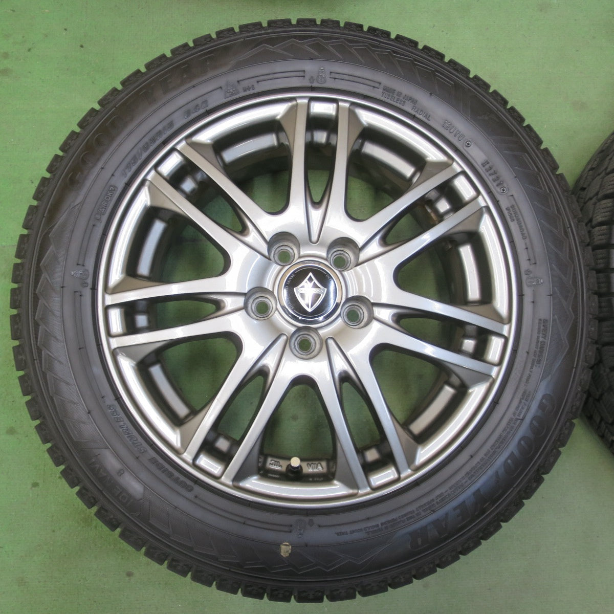 バリ溝！キレイ！9.5分★シエンタ 等 175/65R15 スタッドレス グッドイヤー アイスナビ8 VELVA ヴェルヴァ 15インチ PCD100/5H★6041602イス
