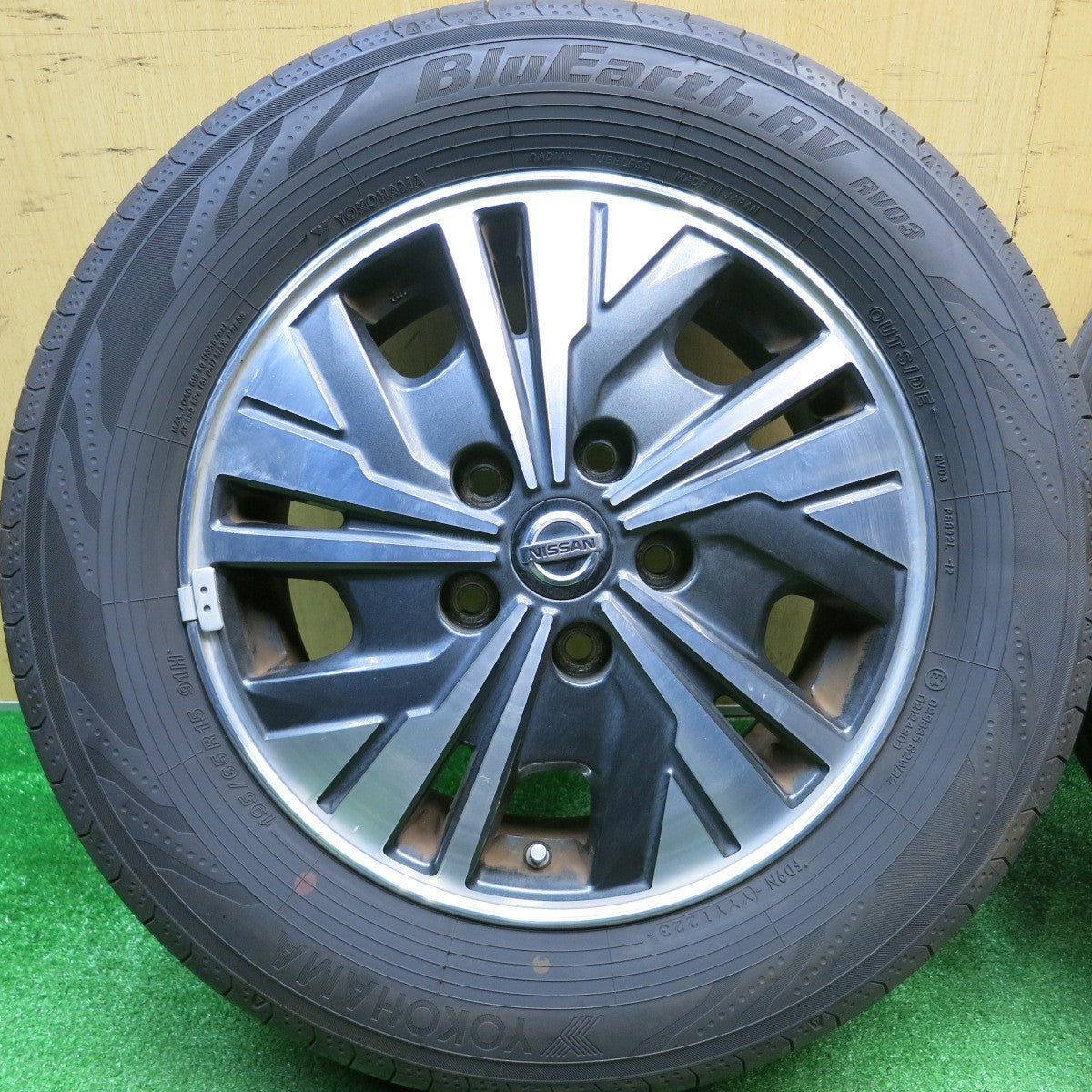 バリ溝！23年！9.5分★日産 C27 セレナ e-POWER 純正 195/65R15 ヨコハマ BluEarth-RV RV03 ブルーアース 15インチ PCD114.3/5H★6010502AKノ