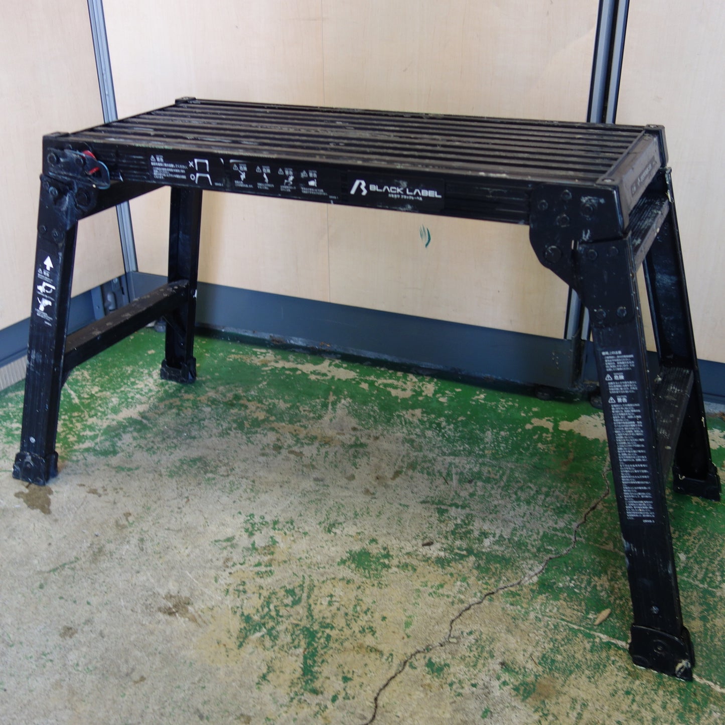 [送料無料] ☆ハセガワ アルミ製 足場台 DRXB0752a 天板までの高さ52cm 天板有効寸法70ｘ30cm 使用質量100kg 黒☆