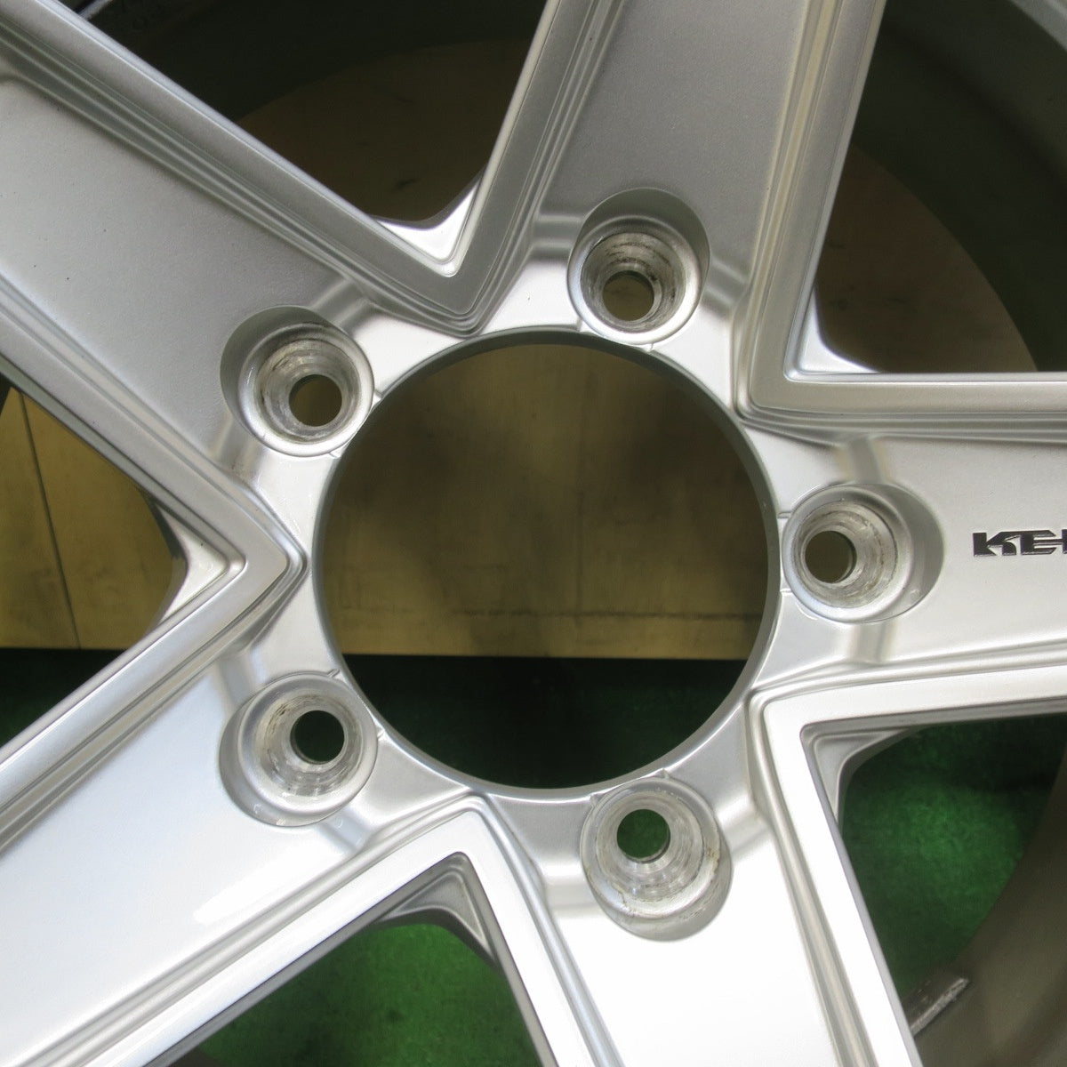 バリ溝！24年！キレイ！9.5分以上★KEELER 195/80R15 スタッドレス ダンロップ ウインターマックス SJ8 + キーラー 15インチ PCD139.7/5H★5112402イス