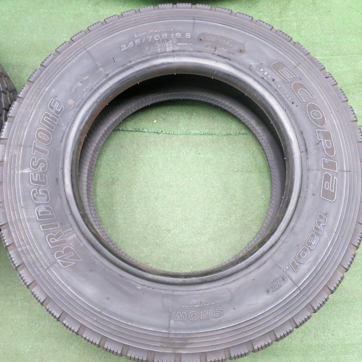 *送料無料* バリ溝！22年！9.5分★トラック タイヤ 245/70R19.5 136/134J ブリヂストン エコピア M801Ⅱ ミックス オールシーズン 19.5インチ★4071007HAノタ