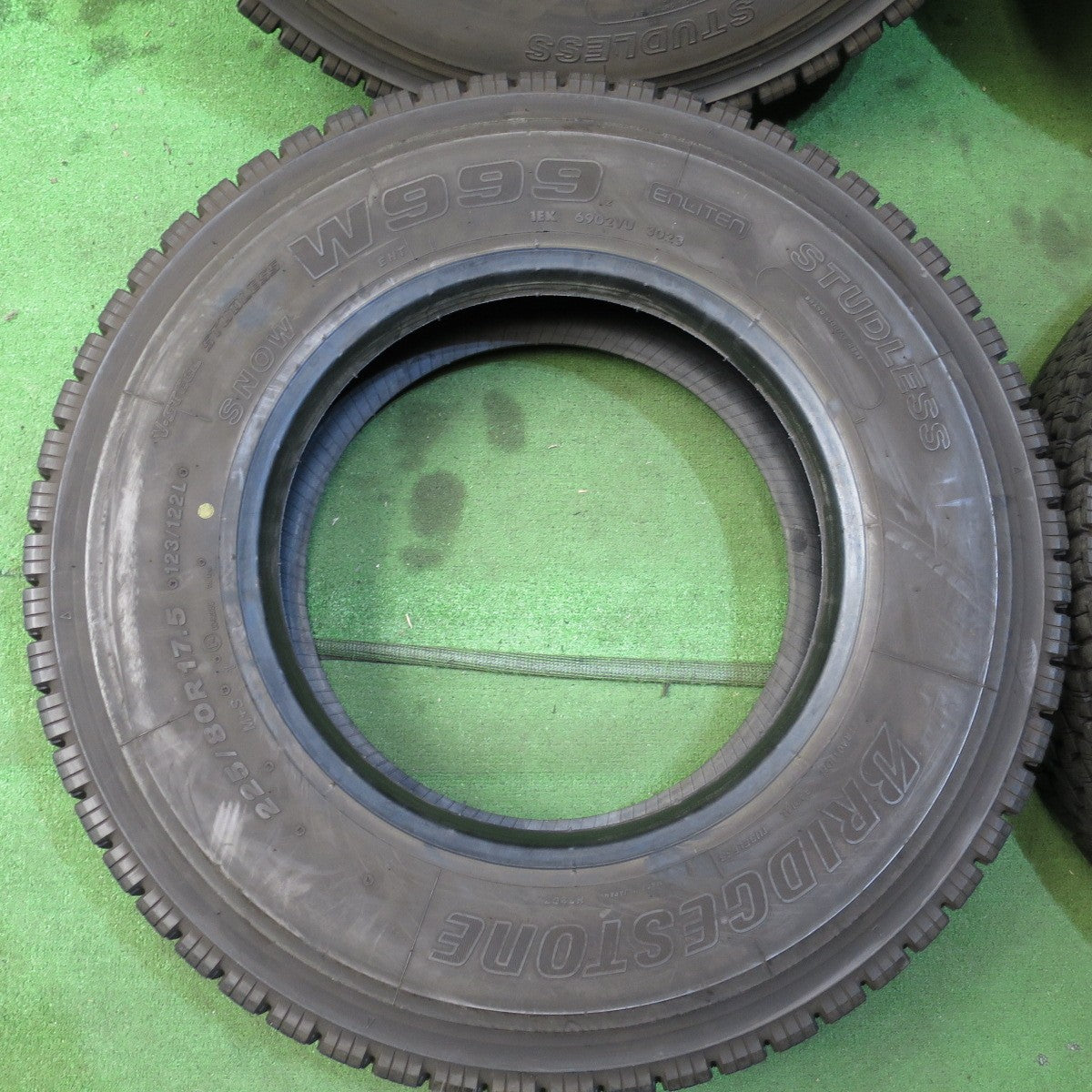 *送料無料* バリ溝！23年！9.5分★トラック タイヤ 225/80R17.5 123/122L スタッドレス ブリヂストン W999 17.5インチ★4032504クスタ