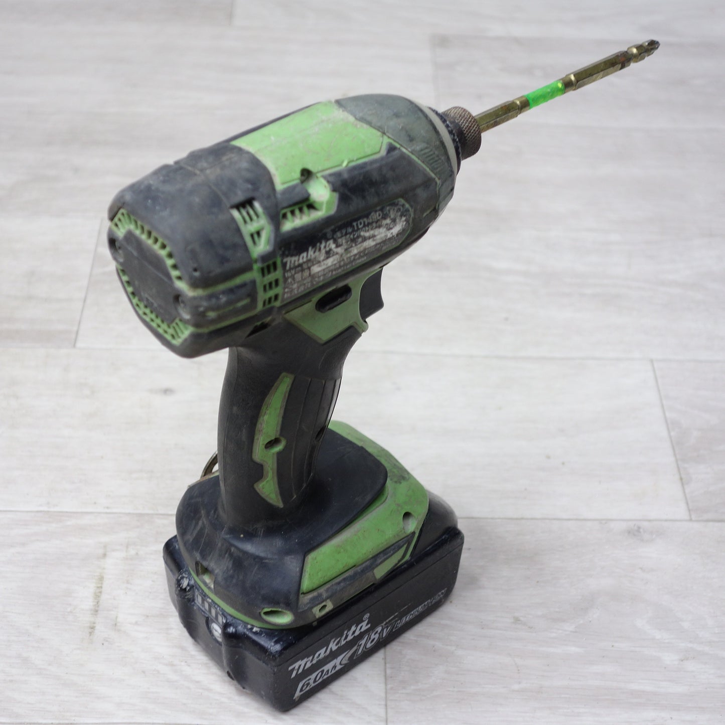 [送料無料] 付属品多数!バッテリー2個◆マキタ 充電式 インパクト ドライバー 18V TD149D ケース 充電器 付き 電動 工具◆