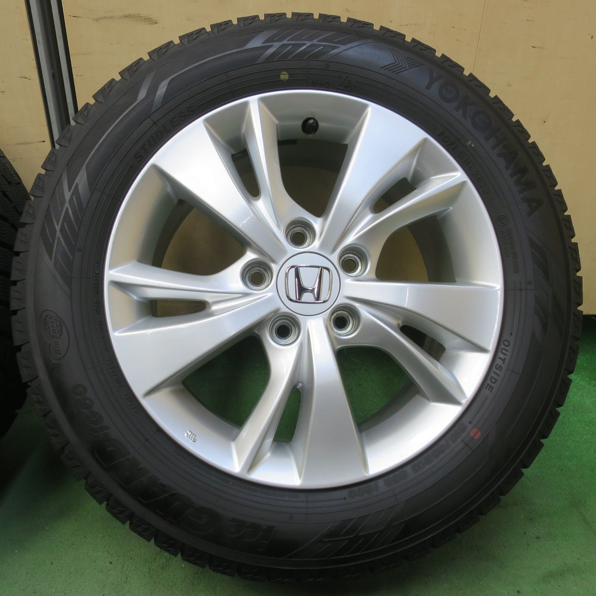 バリ溝！23年！キレイ！9.5分◎ホンダ RU ヴェゼル 純正 215/60R16 スタッドレス ヨコハマ アイスガード iG60 16インチ PCD114.3/5H◎6070103イス