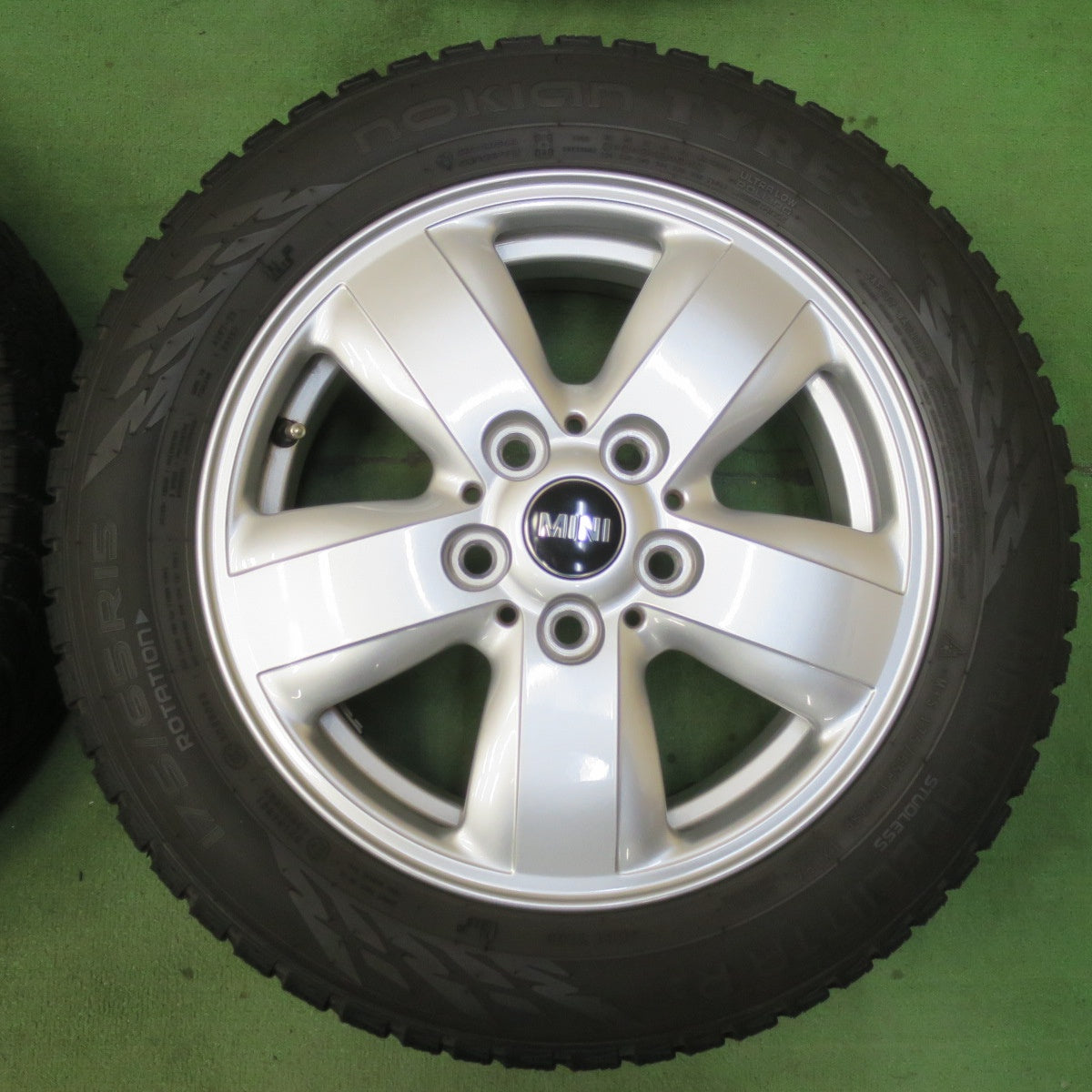 バリ溝！キレイ！9分★MINI ミニ クーパー F55 F56 純正 175/65R15 スタッドレス ノキアン タイヤ ハッカペリッタ R3 15インチ PCD112/5H★5102010イス