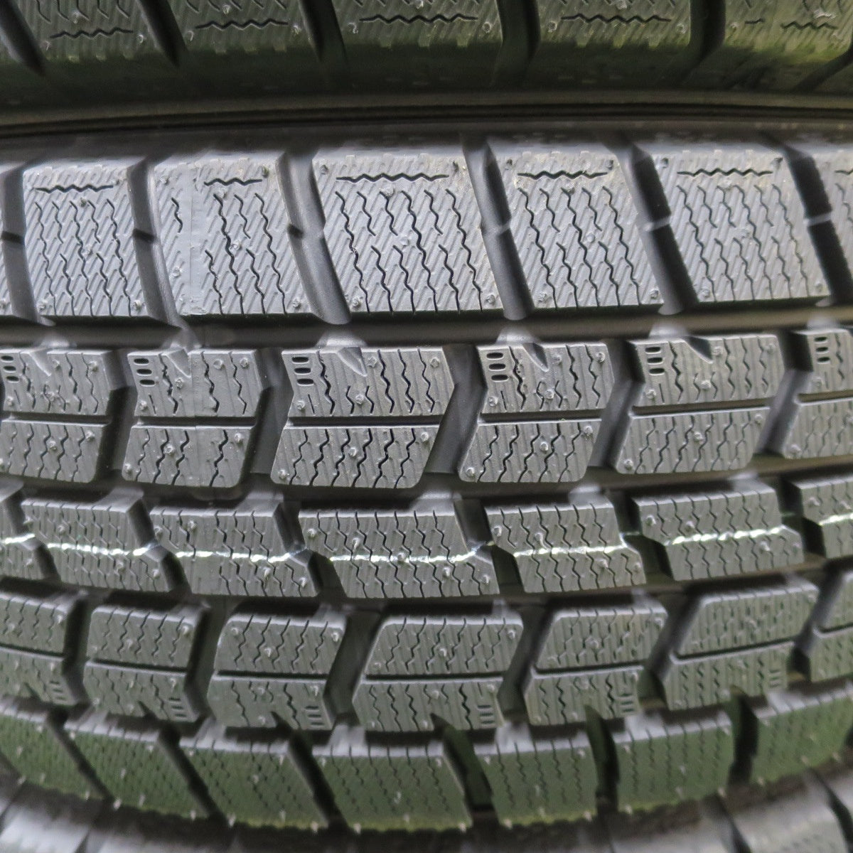 未使用！25年★スタッドレス 195/60R17 グッドイヤー アイスナビ7 タイヤ 17インチ ライズ ロッキー 60系 プリウス 等★6031304NGスタ
