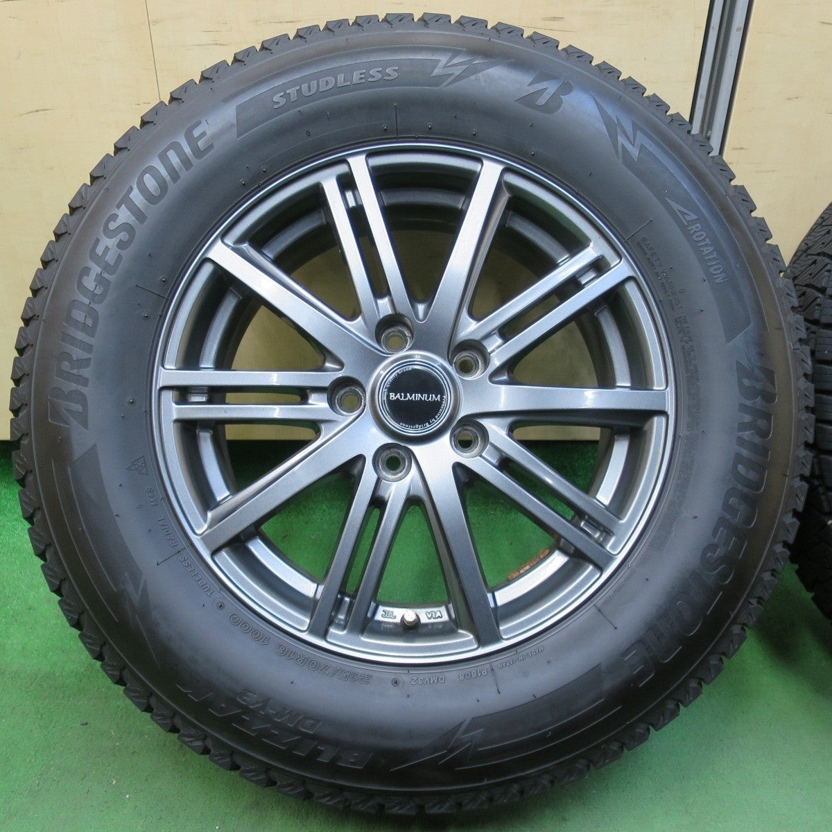 バリ溝！21年！キレイ！9分★スタッドレス 215/70R16 ブリヂストン ブリザック DM-V3 BALMINUM バルミナ 16インチ PCD114.3/5H★5040301イス
