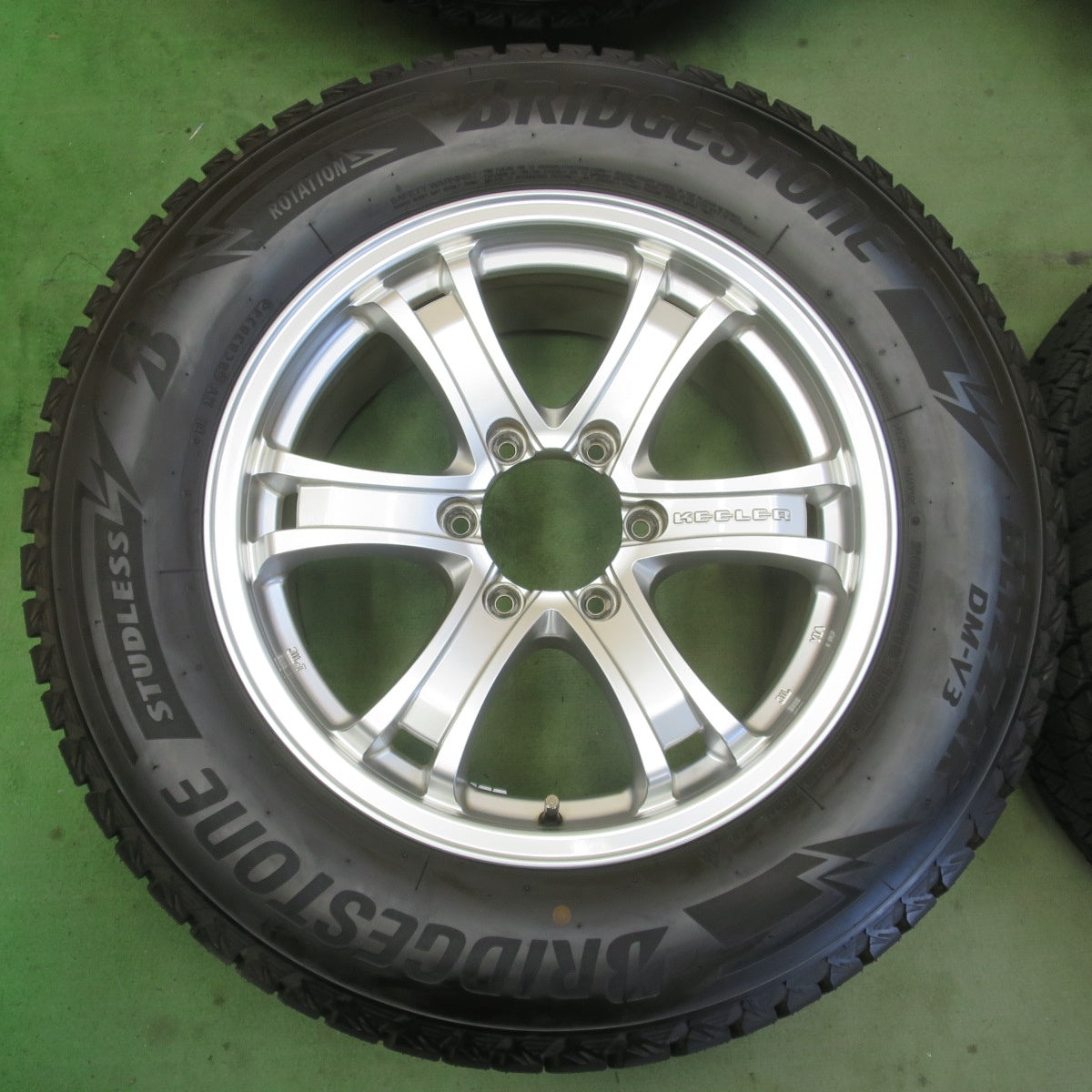 ほぼ未使用！24年！キレイ★KEELER FORCE 265/60R18 スタッドレス ブリヂストン ブリザック DM-V3 キーラー フォース 18インチ PCD139.7/6H★6051909イス