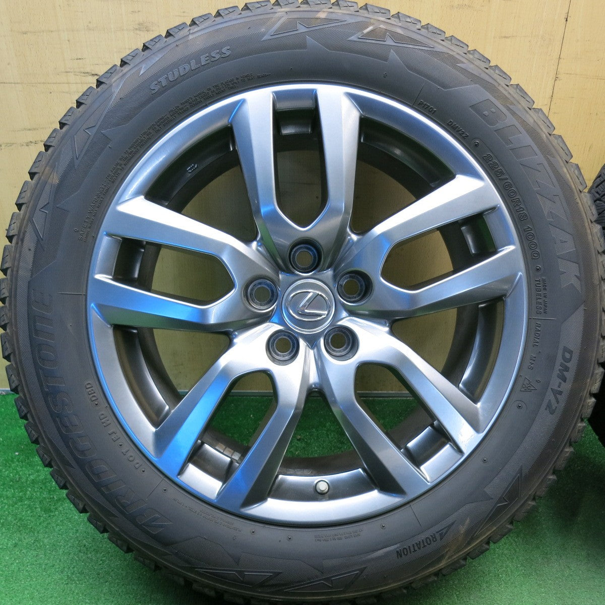 バリ溝！キレイ！8.5分★レクサス NX バージョンL 純正 225/60R18 スタッドレス ブリヂストン ブリザック DM-V2 18インチ PCD114.3/5H★6040501HAス