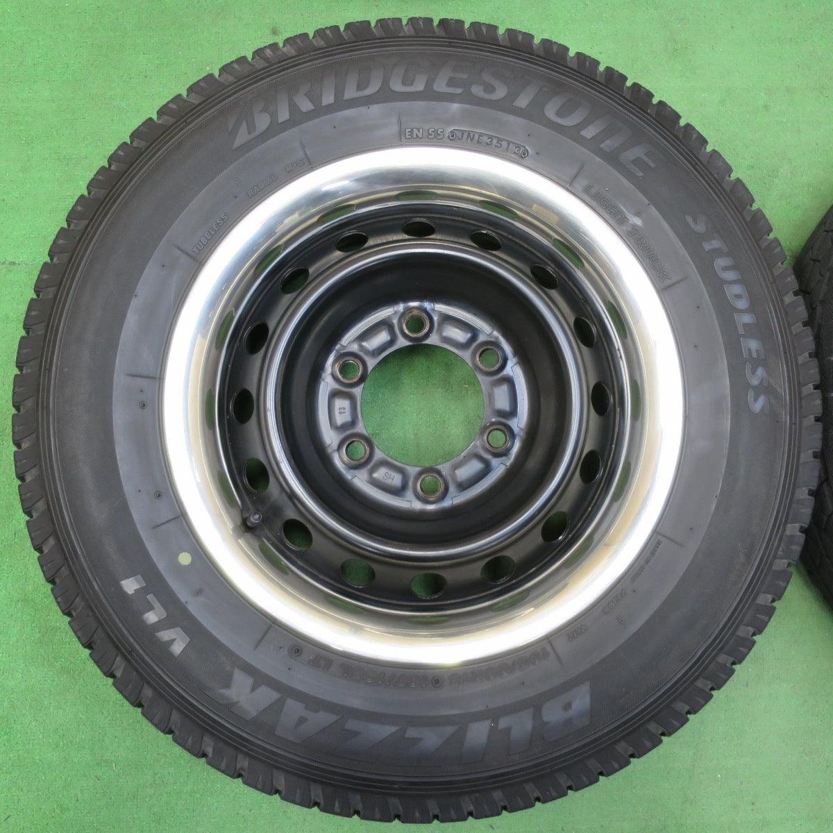 [送料無料] リムガード付き！バリ溝！キレイ！9分★トヨタ ハイエース 純正 スチール 195/80R15 107/105L スタッドレス ブリヂストン ブリザック VL1 PCD139.7/6H★4093010イス