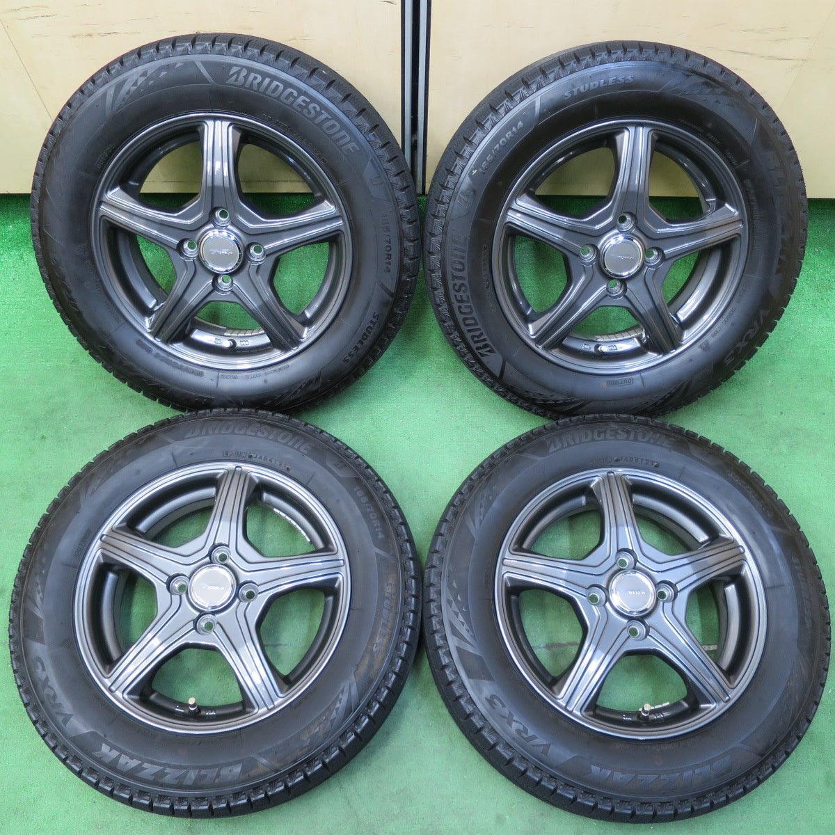 [送料無料] バリ溝！21年！キレイ！9.5分以上★スタッドレス 165/70R14 ブリヂストン ブリザック VRX3 TOPRUN トップラン 14インチ PCD100/4H★4110512イス