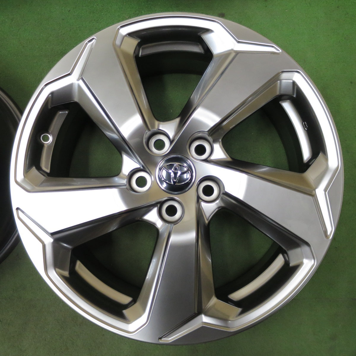 新車外し◎トヨタ 50系 RAV4 Gグレード 純正 ホイール 18インチ 18×7J PCD114.3/5H◎6101202NGホ