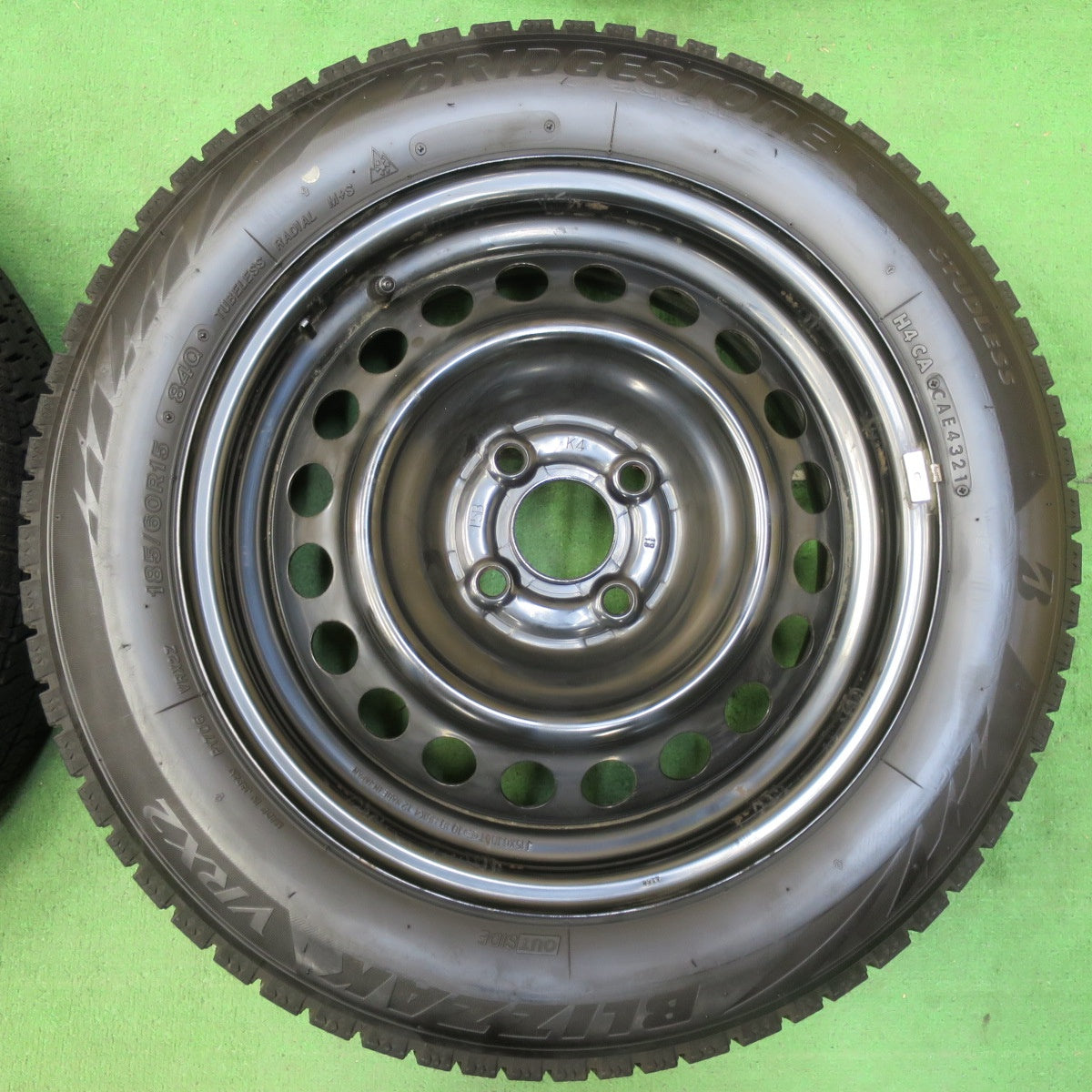[送料無料] バリ溝！21年！キレイ！9分★スタッドレス 185/60R15 ブリヂストン ブリザック VRX2 スチール ホイール 15インチ PCD100/4H★4093015イス