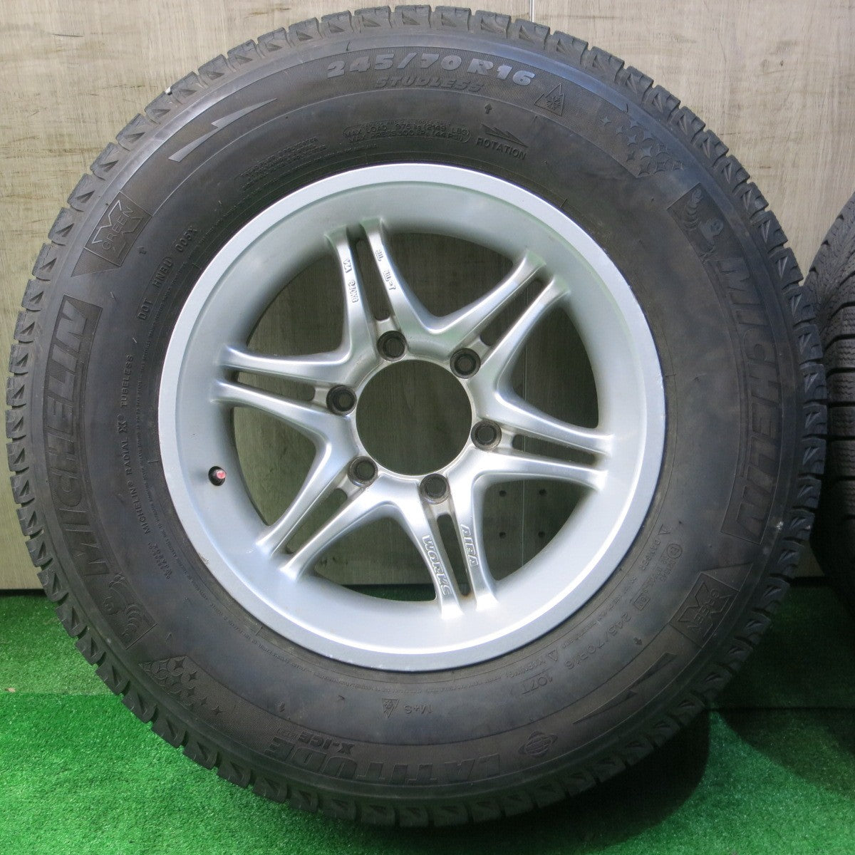 バリ溝！8.5分★AIBA WORKS 245/70R16 スタッドレス ミシュラン LATITUDE X-ICE XI2 アイバ ワークス 16インチ PCD139.7/6H★5051701NJス