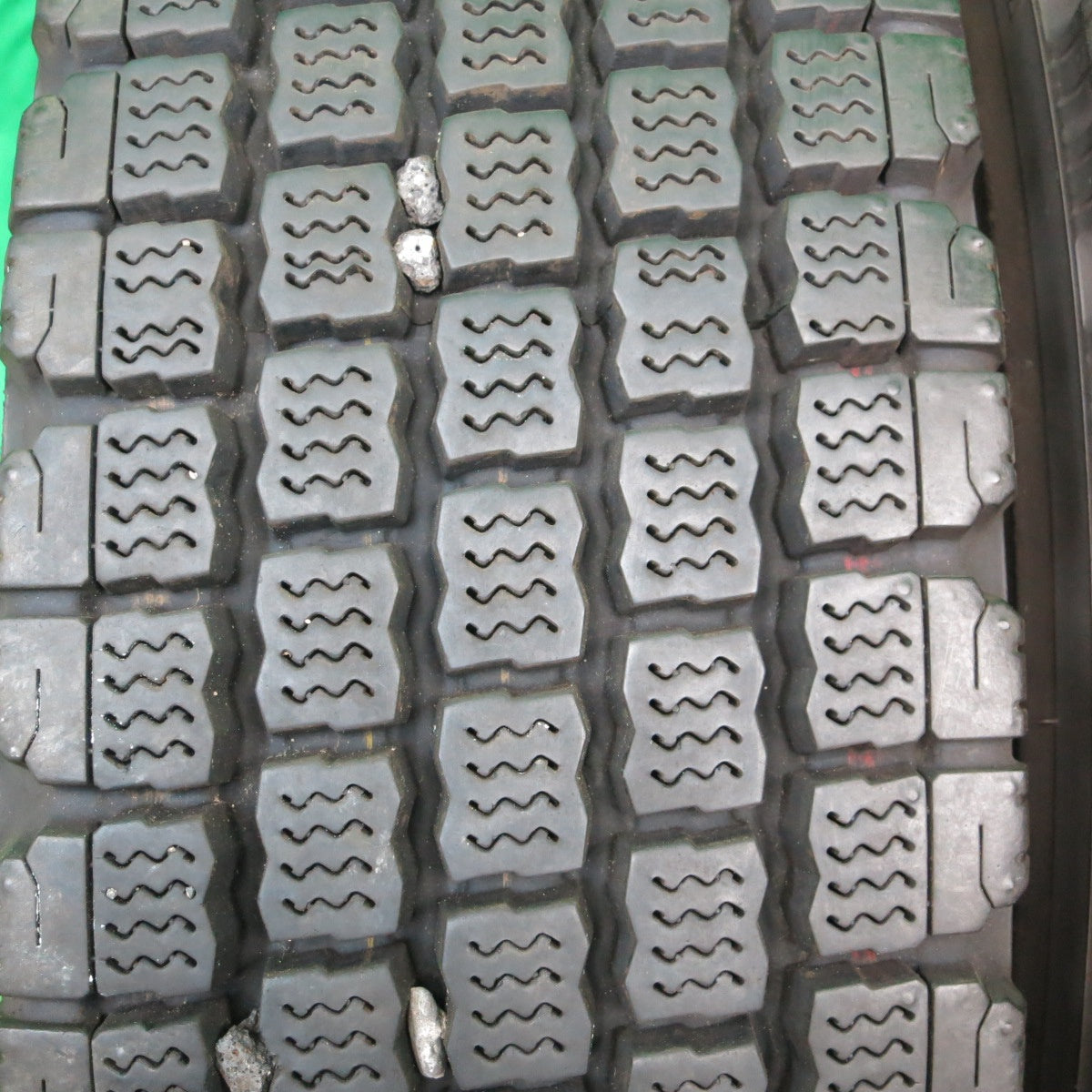 *送料無料* バリ溝！22年！9.5分★トラック タイヤ 225/80R17.5 123/122L スタッドレス ブリヂストン W910 17.5インチ★4050702ナスタ