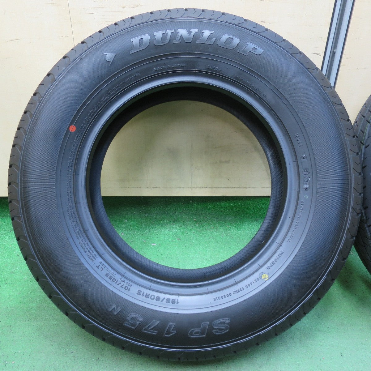 新車外し！25年★195/80R15 107/105S ダンロップ SP175N タイヤ 15インチ ハイエース キャラバン 等★5042904イノタ