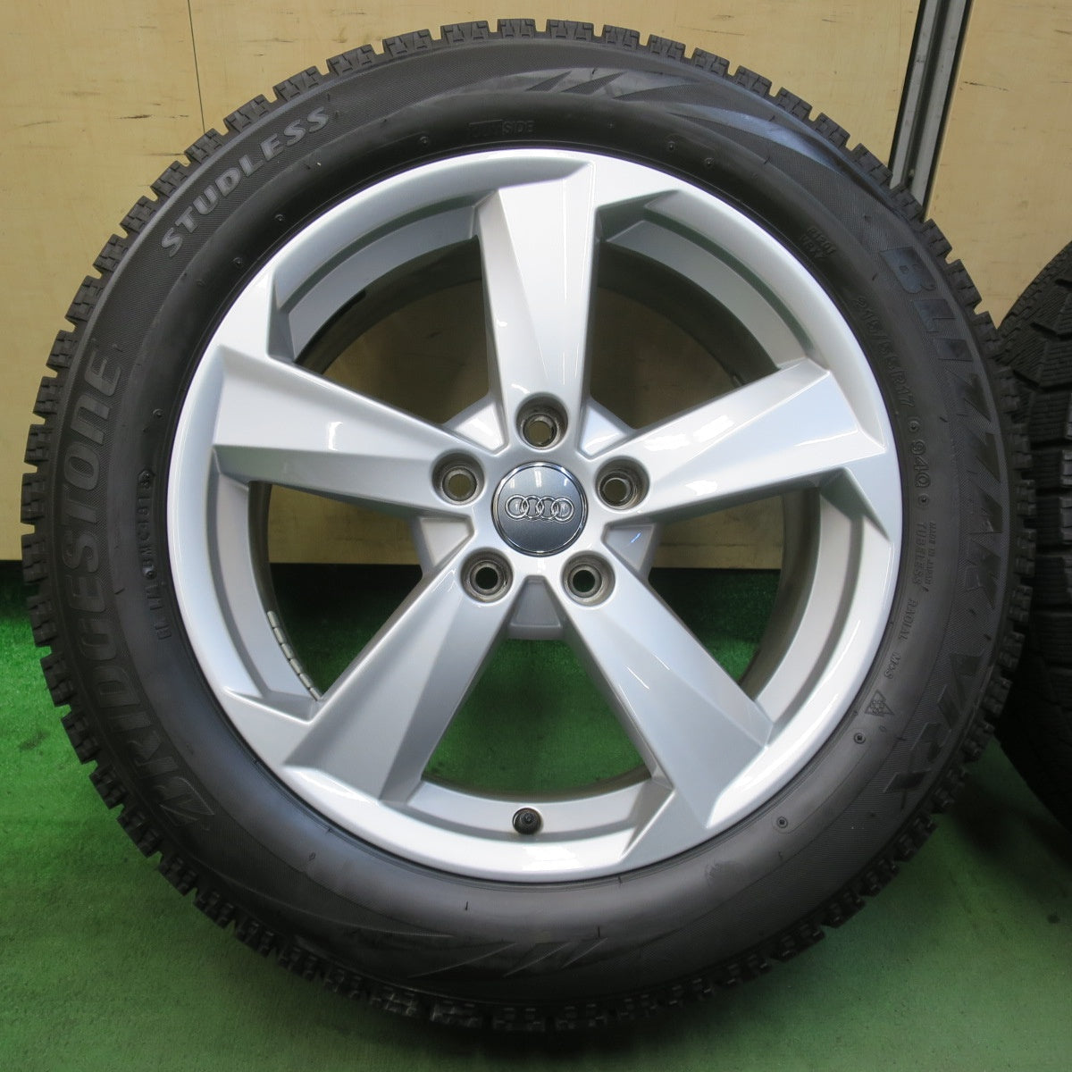 バリ溝！キレイ！9.5分★アウディ Q2 純正 215/55R17 スタッドレス ブリヂストン ブリザック VRX 17インチ PCD112/5H★5111502イス
