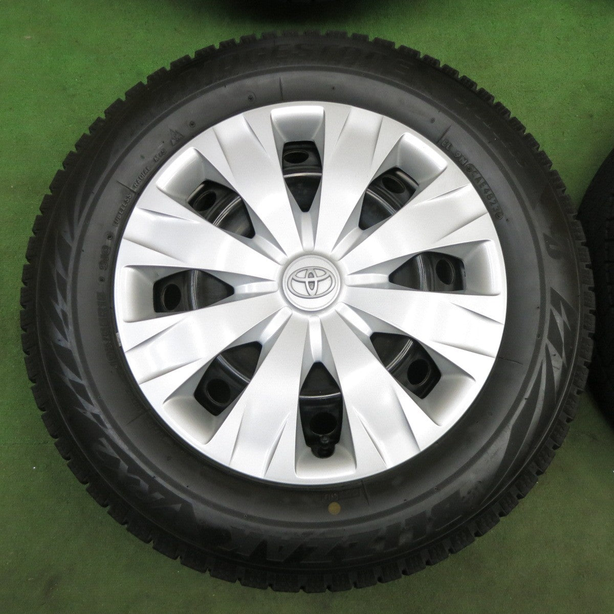 バリ溝！23年！キレイ！9分★トヨタ 80系 ヴォクシー ノア 純正 スチール 195/65R15 スタッドレス ブリヂストン ブリザック VRX2 15インチ PCD114.3/5H★6012306ナス