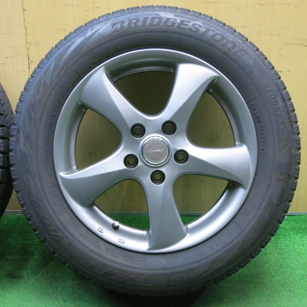 バリ溝！23年！キレイ！9.5分★スタッドレス 205/60R16 ブリヂストン ブリザック VRX2 TOPRUN トップラン 16インチ PCD114.3/5H★5032903NJス