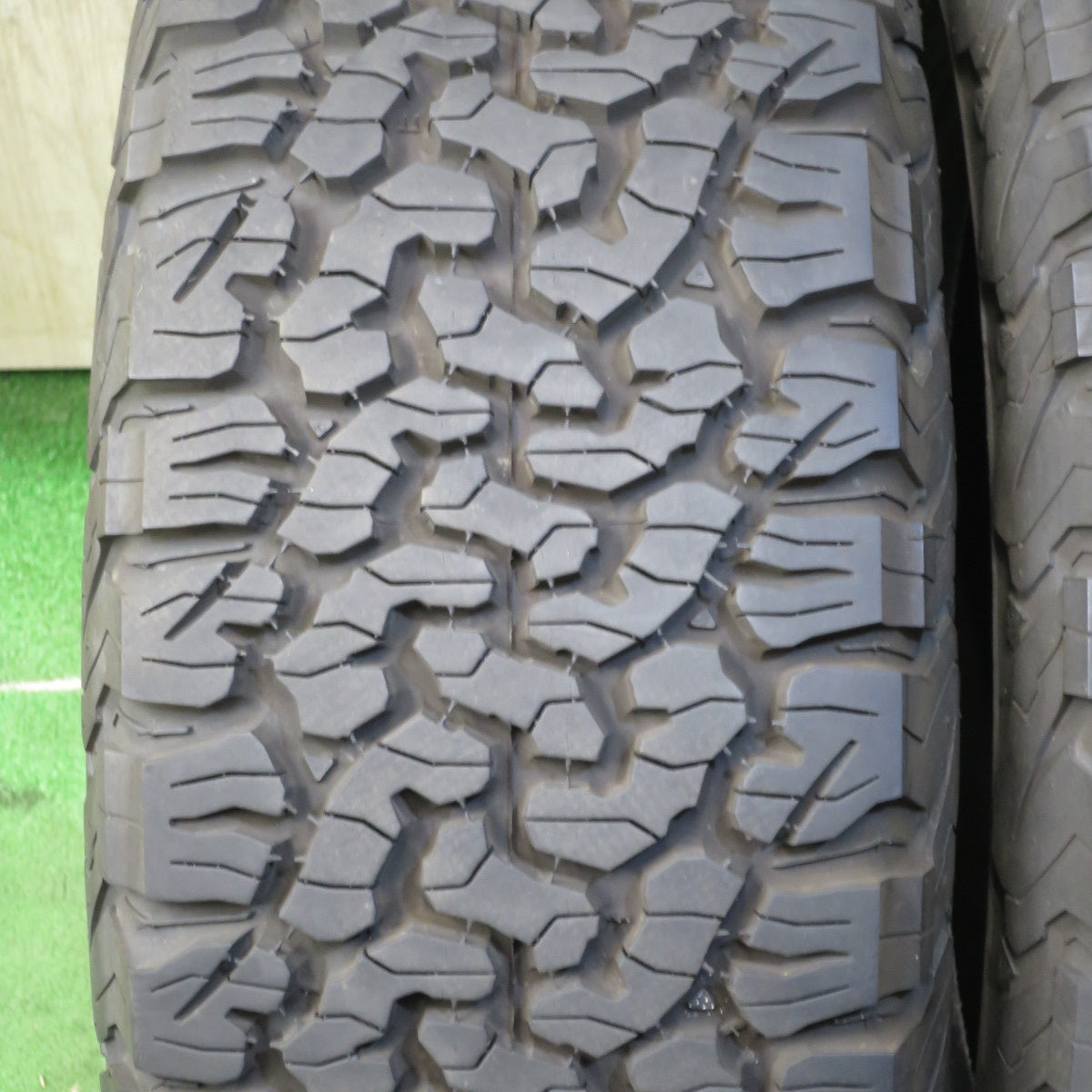 *送料無料* バリ溝！20年！9.5分★265/65R18 BFグッドリッチ All-Terrain T/A KO2 ホワイトレター ランクル プラド ハイラックス等★4041201クノタ