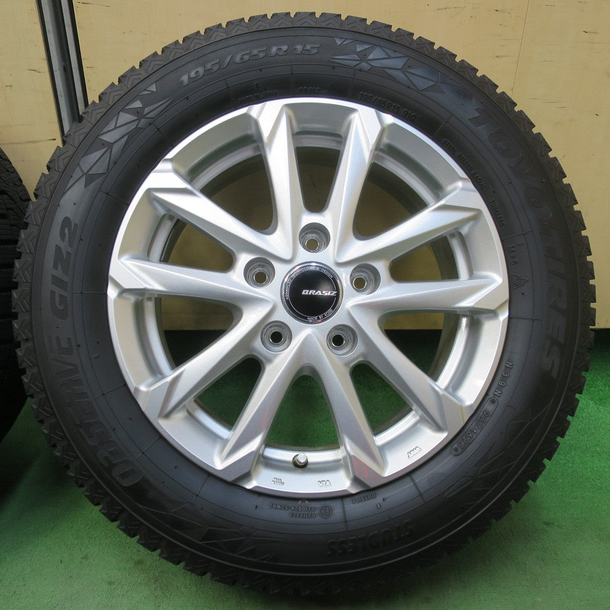 バリ溝！23年！キレイ！9.5分★スタッドレス 195/65R15 トーヨー オブザーブ GIZ2 QRASIZ GC36F KOSEI クレイシズ 15インチ PCD114.3/5H★5120905イス