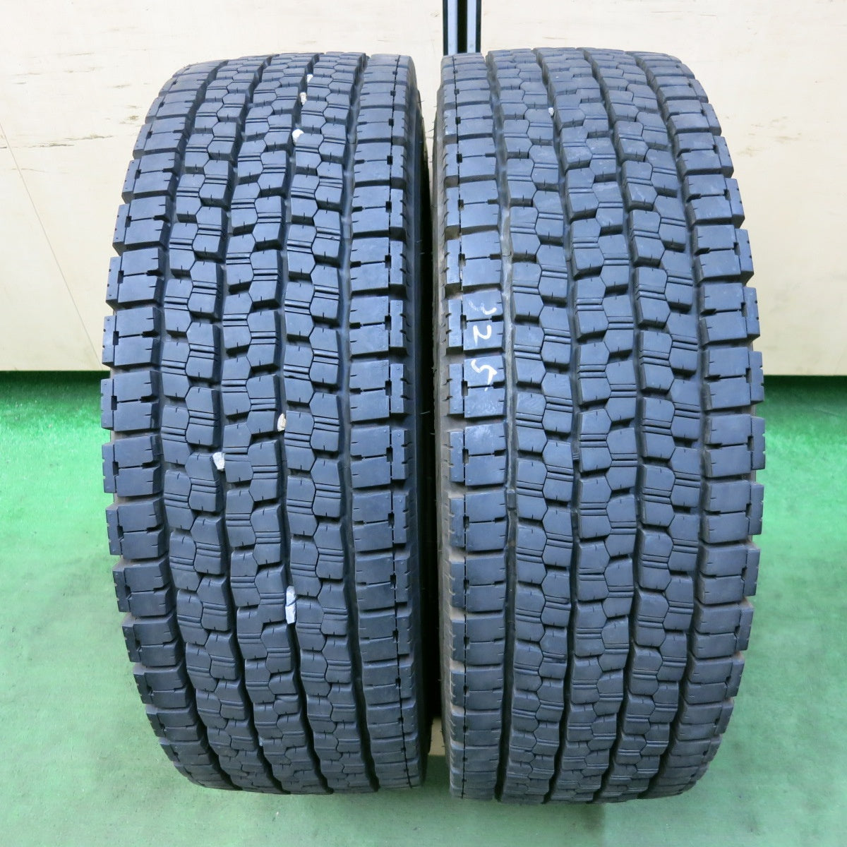 バリ溝！24年！9.5分！2本★トラック タイヤ 215/70R17.5 123/121J スタッドレス ブリヂストン W999 17.5インチ★5070411SYスタ