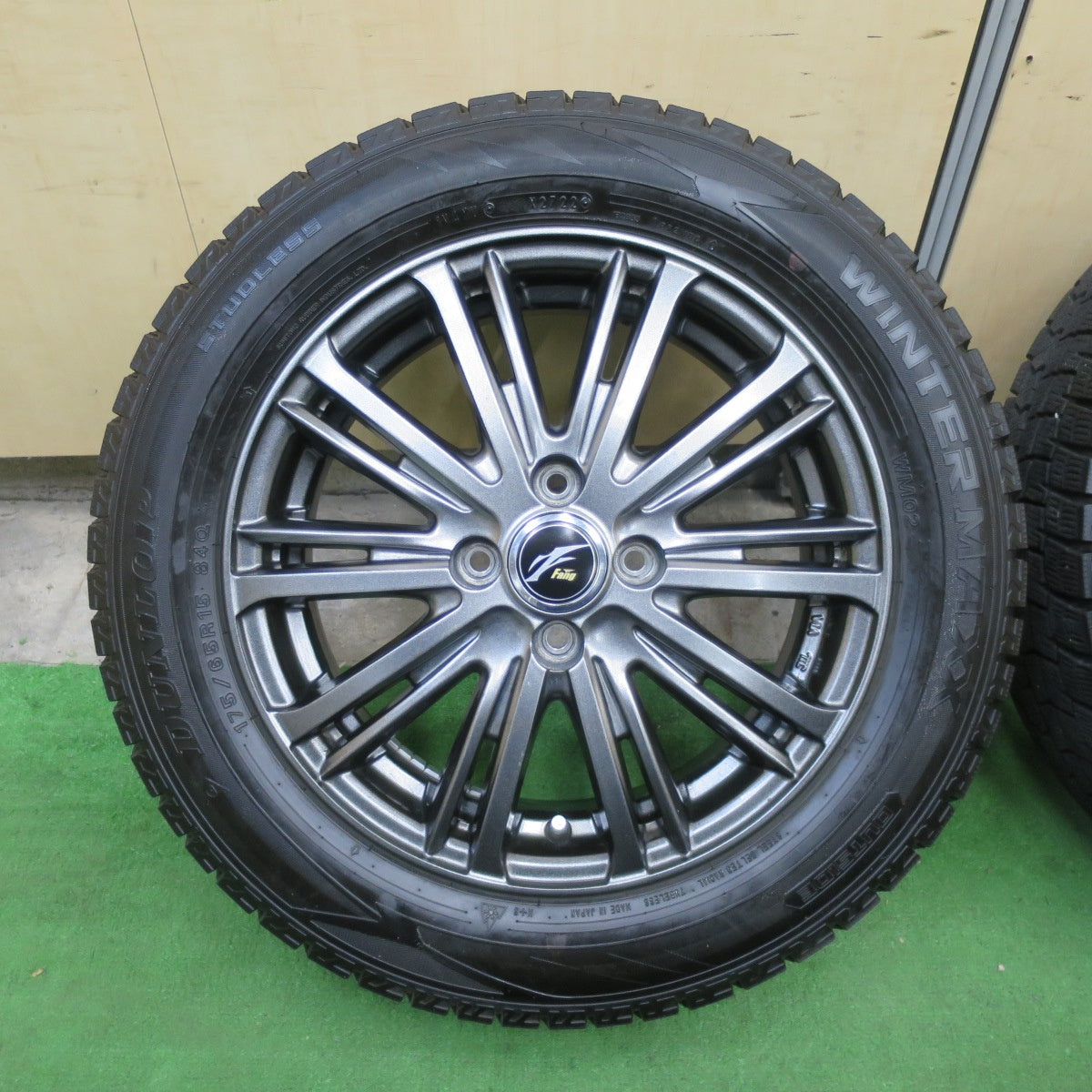 バリ溝！22年！キレイ！9.5分★スタッドレス 175/65R15 ダンロップ ウインターマックス WM02 Fang ファング 15インチ PCD100/4H★5112507TTス