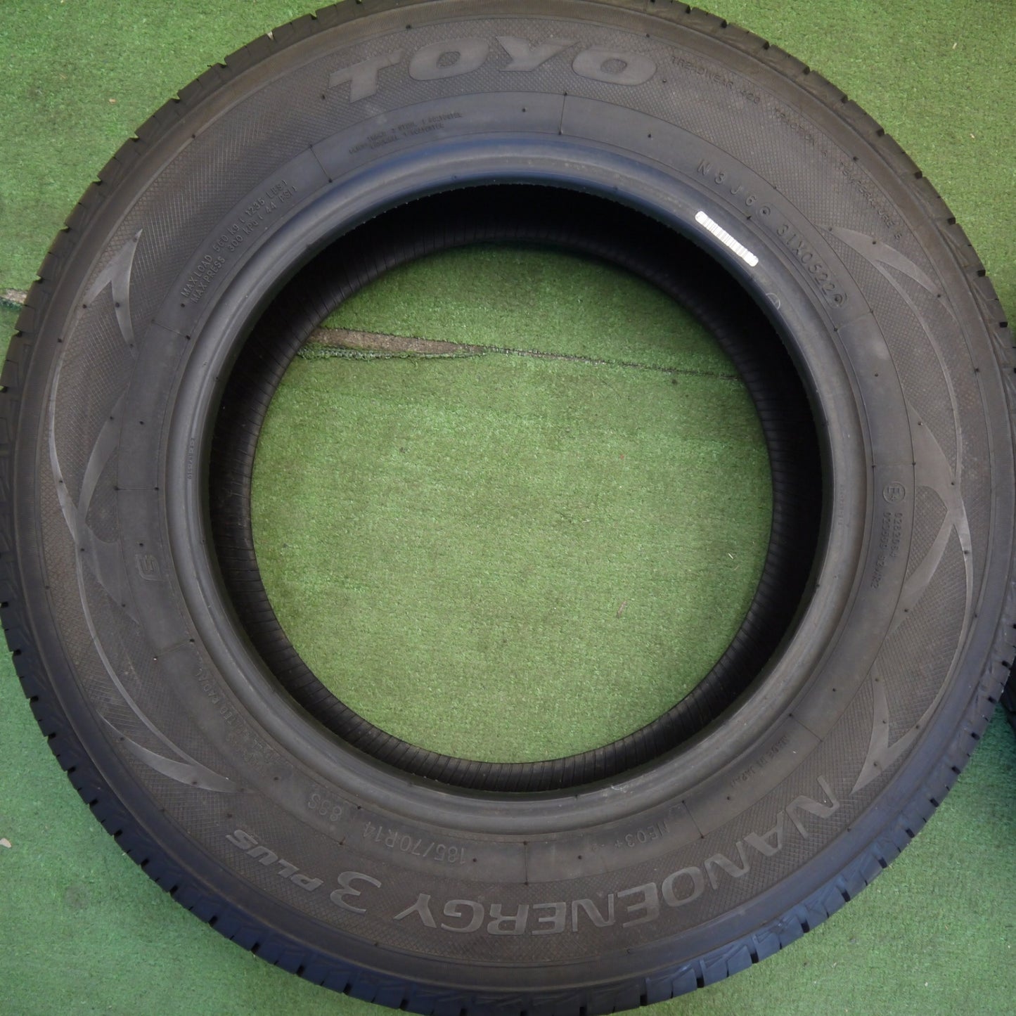 バリ溝！22年！9.5分★185/70R14 トーヨー ナノエナジー3 プラス NANOENERGY3 PLUS タイヤ 14インチ ノート カローラ フリード アクア 等★6042805Hノタ