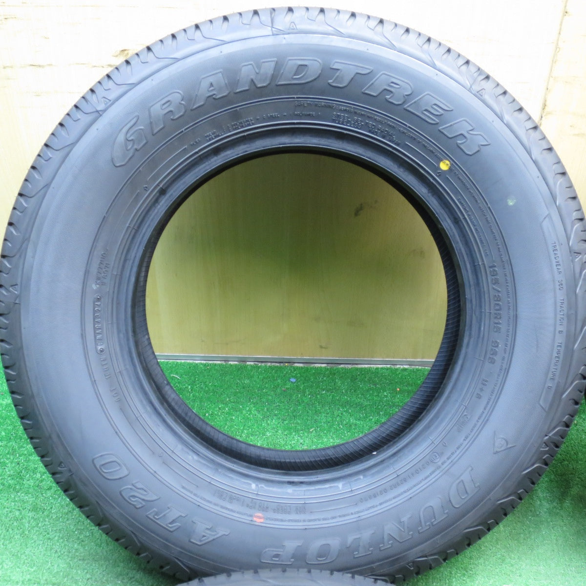 [送料無料] 新車外し！24年★195/80R15 ダンロップ AT20 グラントレック タイヤ 15インチ ジムニー シエラ ハイエース 等★5040501KKノタ