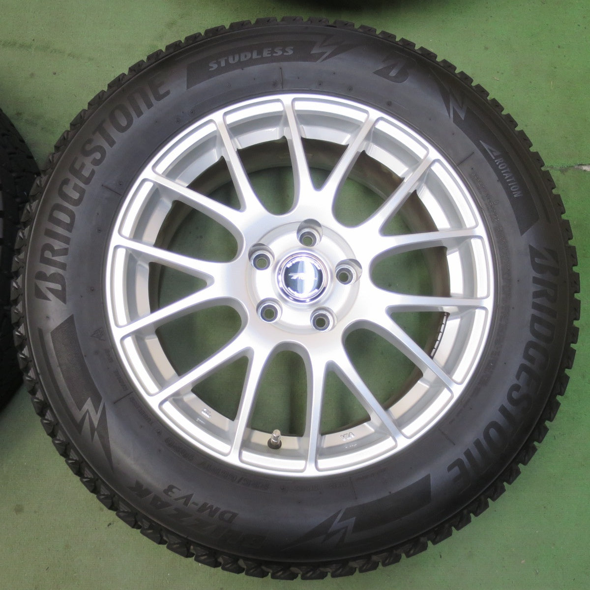 バリ溝！キレイ！9分◎スタッドレス 225/65R17 ブリヂストン ブリザック DM-V3 TOPRUN トップラン 17インチ PCD114.3/5H◎6090410イス