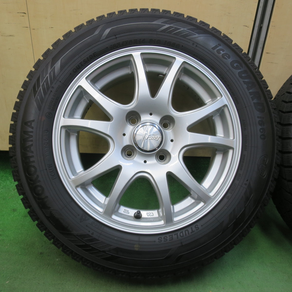 バリ溝！キレイ！9.5分以上★スタッドレス 165/70R14 ヨコハマ アイスガード iG60 Fang ファング 14インチ PCD100/4H★6011604イス