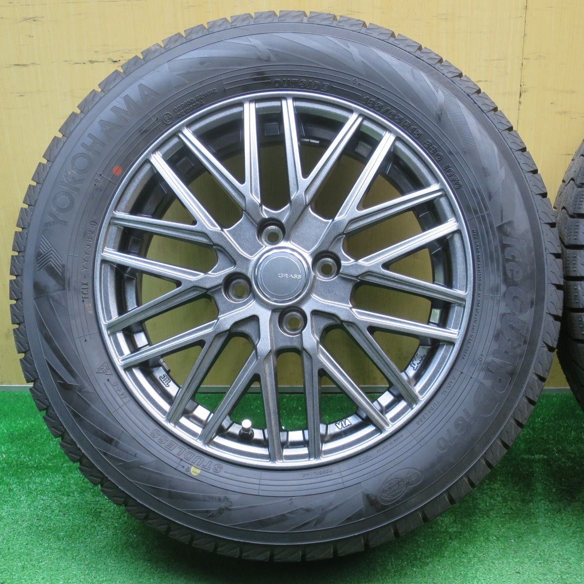 超バリ溝！24年！キレイ！ほぼ10分★スタッドレス 185/65R15 ヨコハマ アイスガード iG70 GRASS グラス 15インチ PCD100/4H★5112502NJス