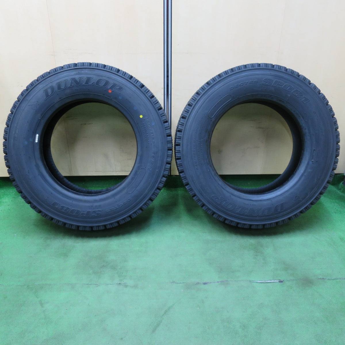 [送料無料] 未使用！24年！2本★トラック タイヤ 245/70R19.5 136/134J スタッドレス ダンロップ デクテス SP081 DECTES 19.5インチ★4120904イスタ