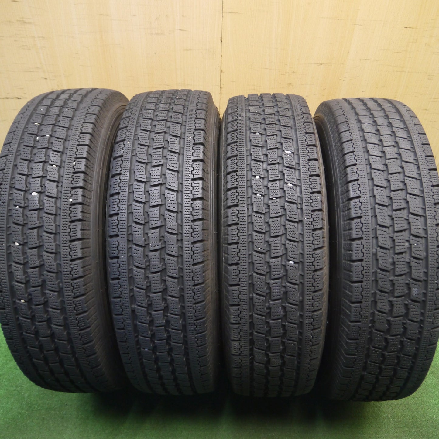 [送料無料] バリ溝！キレイ！9.5分★日産 キャラバン ライダー 純正 AUTECH 195/80R15 スタッドレス トーヨー デルベックス 934 オーテック 15インチ PCD139.7/6H★5011711Hス