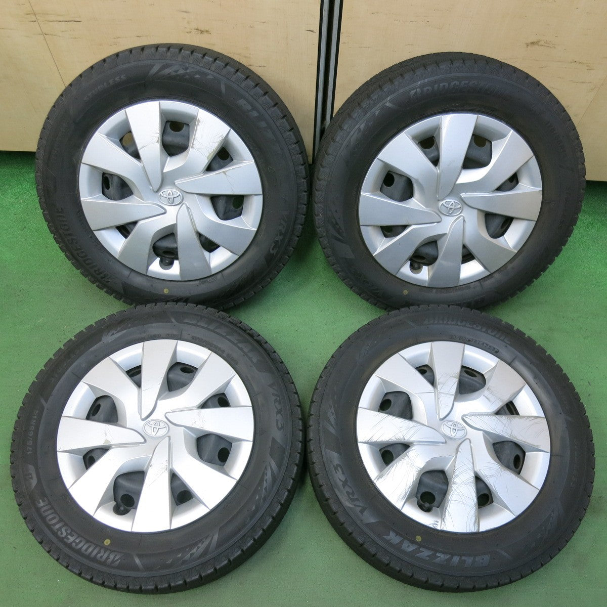 バリ溝！23年！9分★トヨタ ヴィッツ 純正 スチール 175/65R14 スタッドレス ブリヂストン ブリザック VRX3 14インチ PCD100/4H★5052112SYス