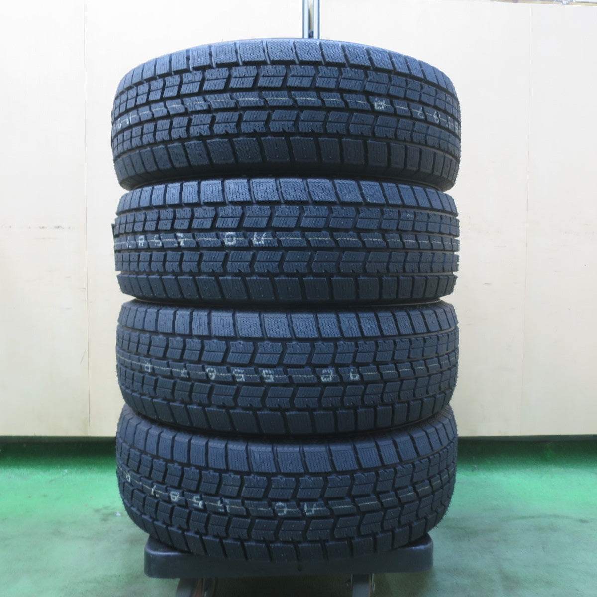 未使用！25年★スタッドレス 195/65R15 グッドイヤー アイスナビ7 タイヤ 15インチ プリウス ノア ヴォクシー 等★6022102イスタ