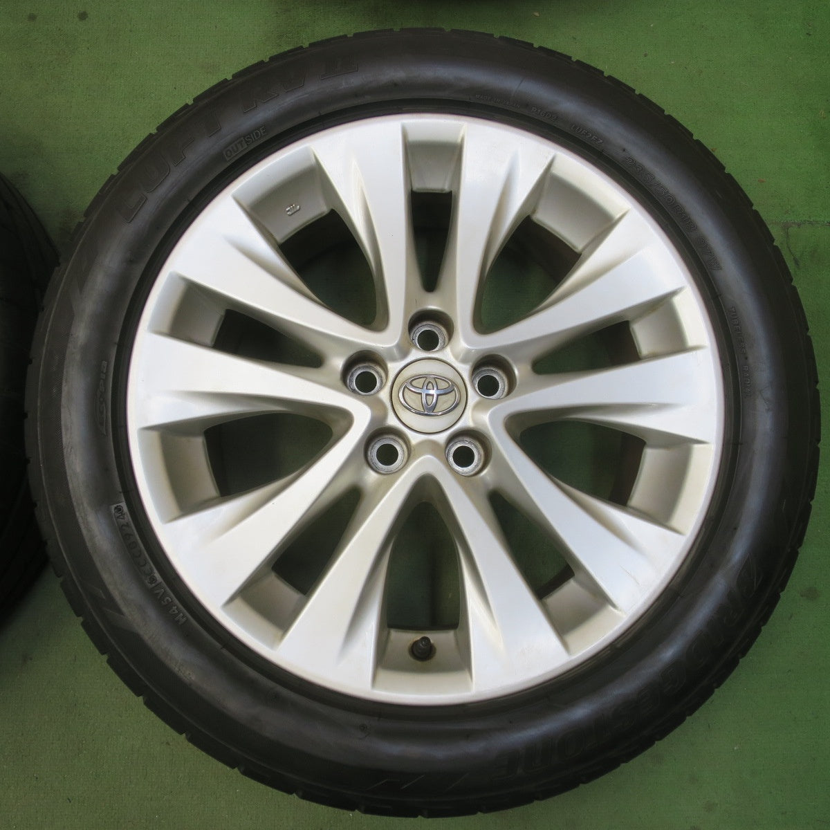バリ溝！24年！9.5分★トヨタ 20系 ヴェルファイア アルファード 純正 235/50R18 ブリヂストン LUFT RV2 18インチ PCD114.3/5H★6050402イノ