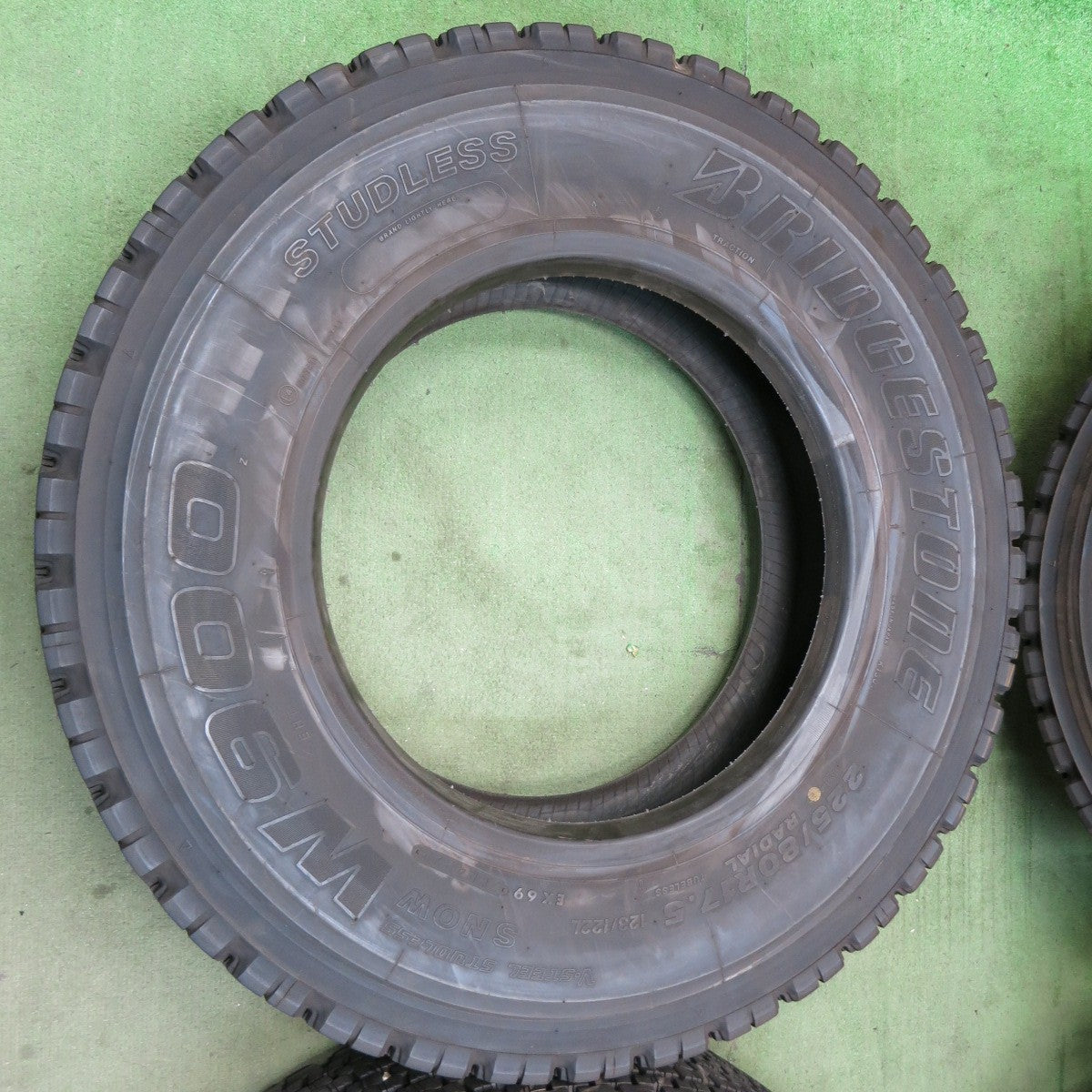 バリ溝！23年！8.5分★トラック タイヤ 225/80R17.5 123/122L スタッドレス ブリヂストン W900 17.5インチ★5111701ナスタ