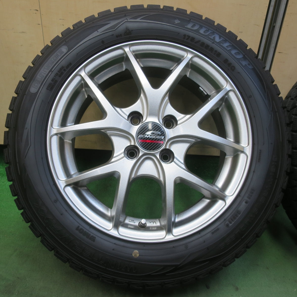 バリ溝！キレイ！9.5分◎スタッドレス 175/65R15 ダンロップ ウインターマックス WM01 SCHNEIDER シュナイダー 15インチ PCD100/4H◎6081203イス