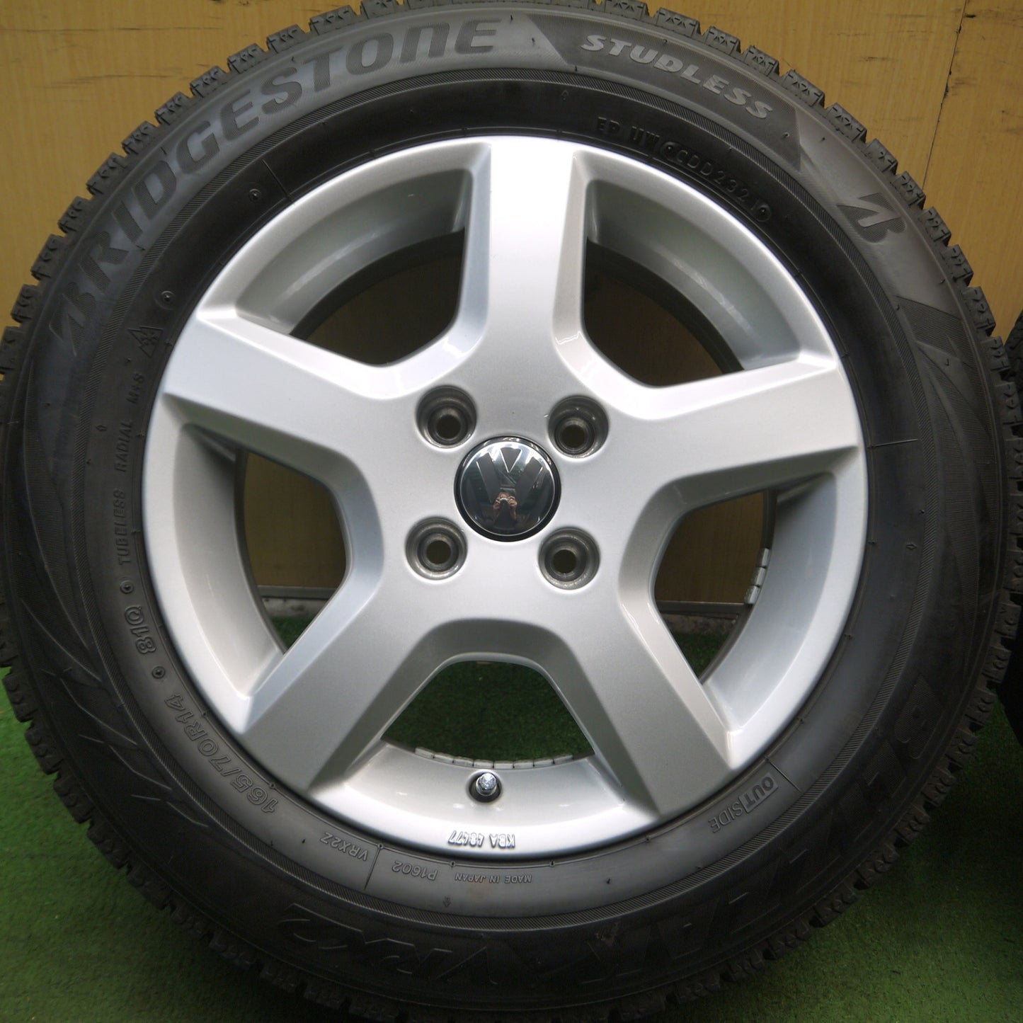 *送料無料* バリ溝！21年！キレイ！9分★ワーゲン UP! 純正 165/70R14 スタッドレス ブリヂストン ブリザック VRX2 アップ PCD100/4H★4061102Hス