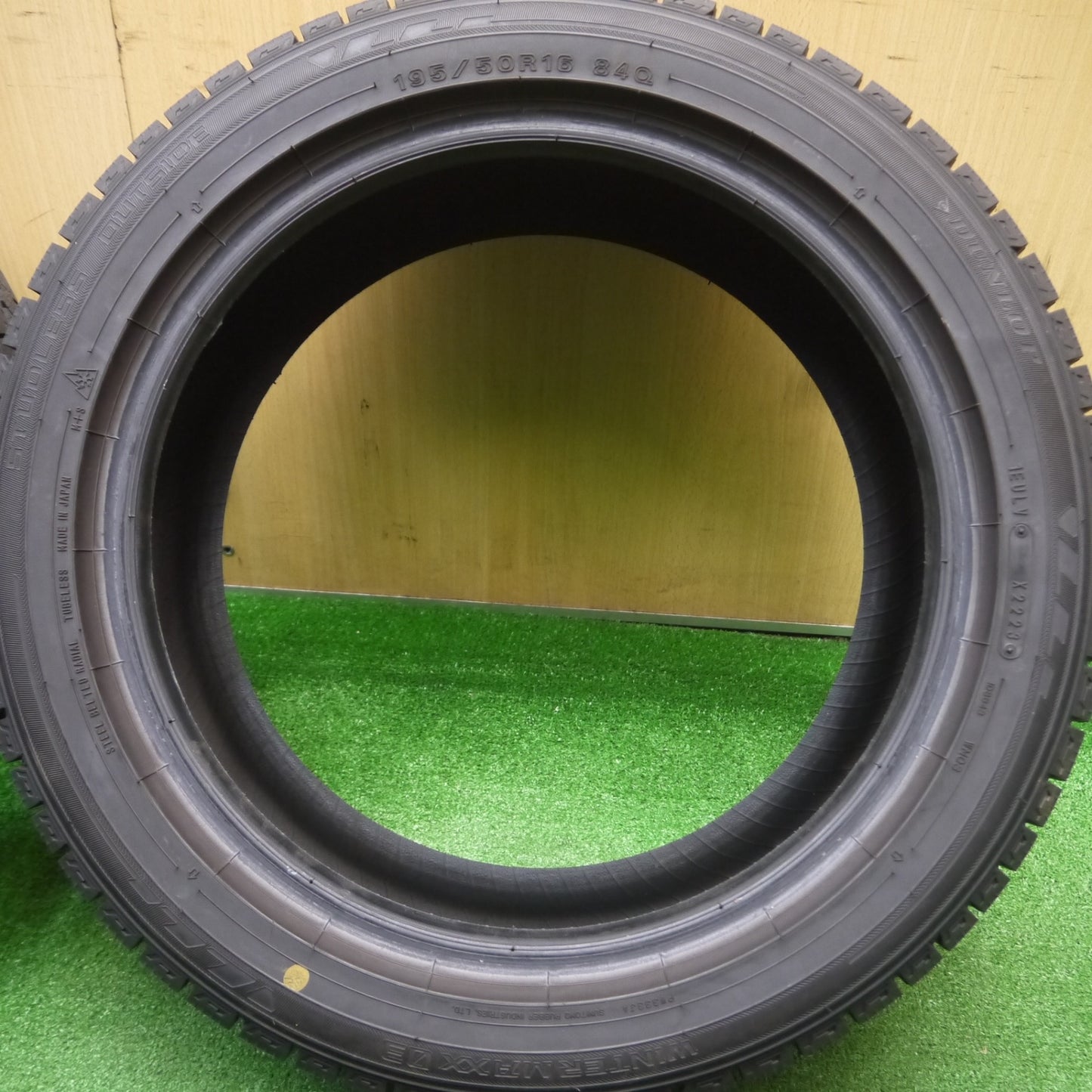[送料無料] バリ溝！23年！9.5分★スタッドレス 195/50R16 ダンロップ ウインターマックス03 タイヤ 16インチ アクア ヴィッツ シエンタ スイフト等★4112004Hスタ