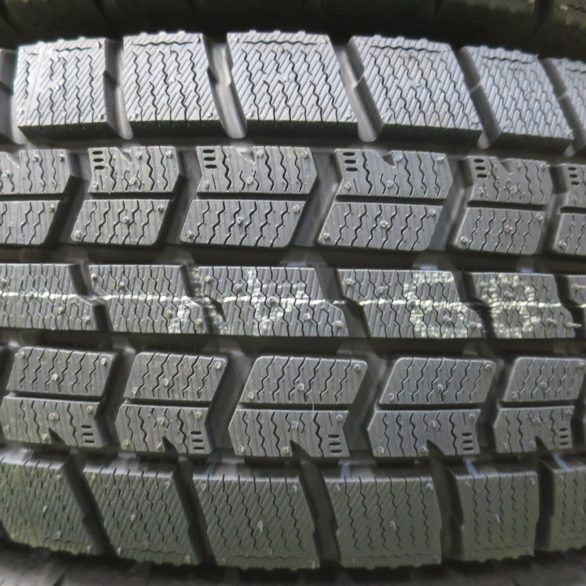 未使用！25年★スタッドレス 195/60R17 グッドイヤー アイスナビ7 タイヤ 17インチ ライズ ロッキー 60系 プリウス 等★6031912イスタ