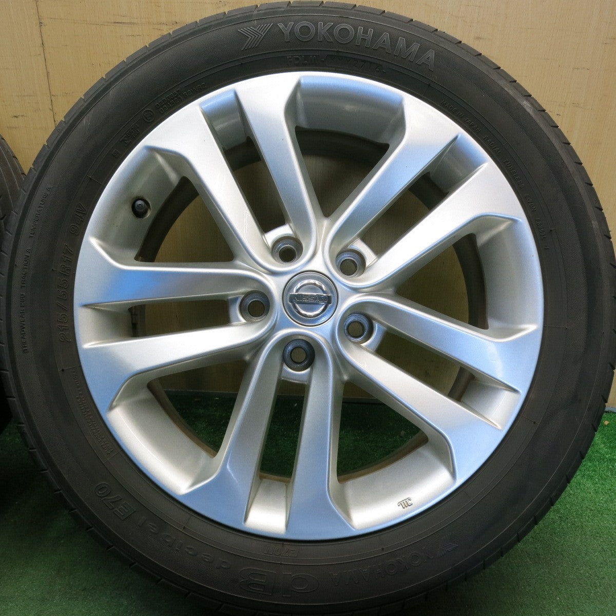 キレイ★日産 ジューク 純正 215/55R17 ヨコハマ dBデシベル E70 E70N 17インチ PCD114.3/5H★6053103HAノ