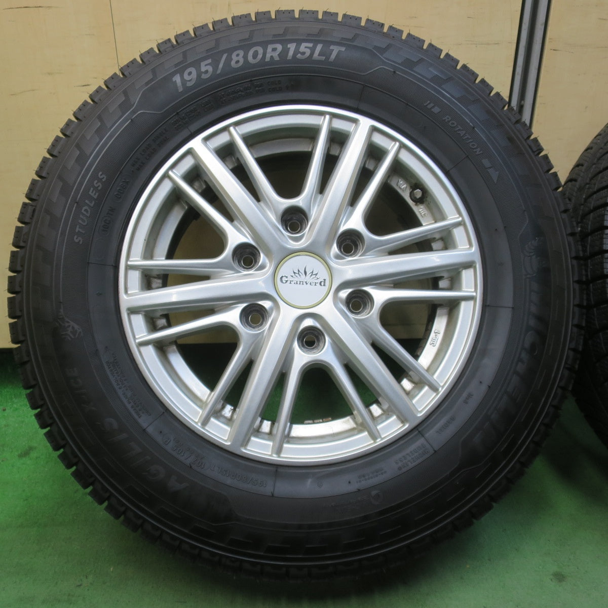 バリ溝！23年！9.5分★スタッドレス 195/80R15 107/105R ミシュラン AGILIS X-ICE Granverd グランヴァード 15インチ PCD139.7/6H★6011609イス