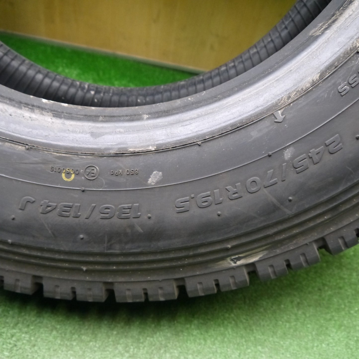 バリ溝！24年！9.5分！2本★トラック タイヤ 245/70R19.5 136/134J スタッドレス トーヨー M939 19.5インチ★5121216Hスタ