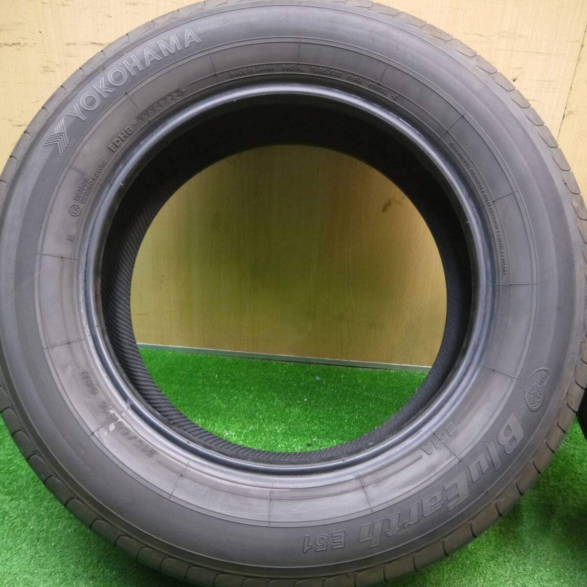 [送料無料] バリ溝 22年 8.5分★215/65R16 ヨコハマ ブルーアース E51 E51A タイヤ 16インチ ヴェルファイア アルファード エルグランド 等★4122501Hノタ