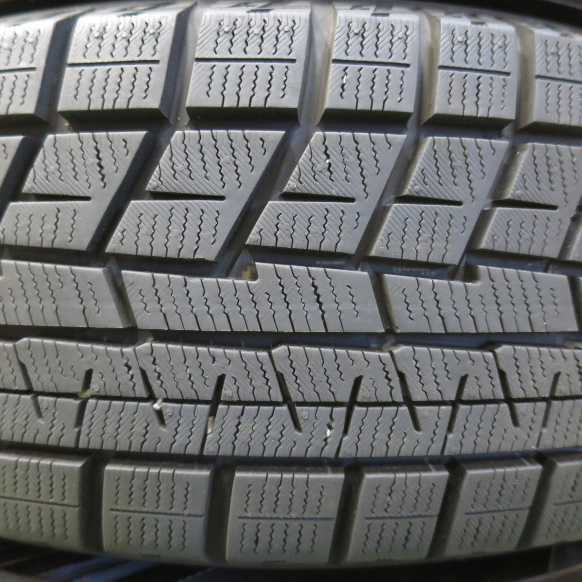 バリ溝！23年！キレイ！9.5分以上★スタッドレス 185/65R15 ヨコハマ アイスガード iG60 MiLLOUS ミルアス 15インチ PCD114.3/5H★5112906イス